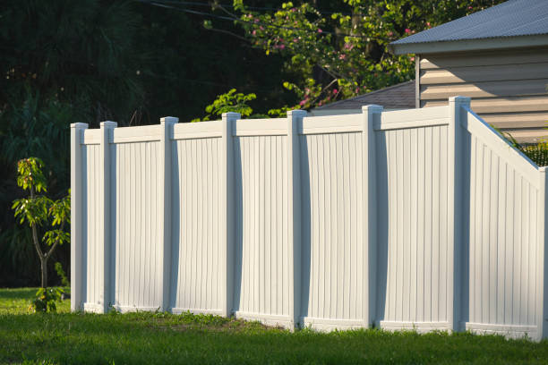 Is a Wood or Vinyl Fence Better for Privacy?