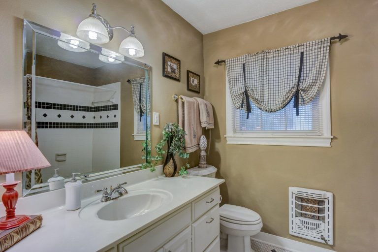 Decorative Wall Mirrors to Add Style and Depth to Any Room
