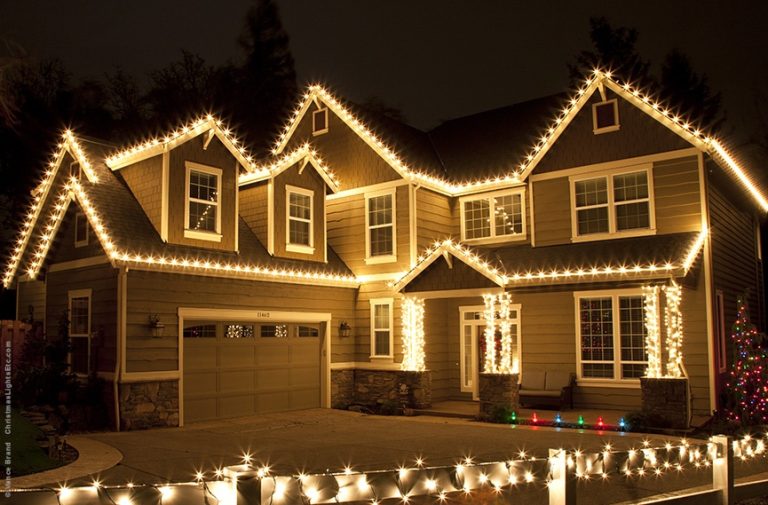 Why Some Rooflines Make Holiday Lighting Look Perfect (And Others Don’t)