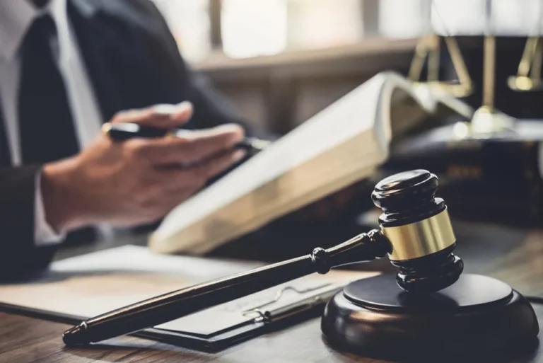 How a Business Litigation Attorney Can Help You Resolve Commercial Disputes
